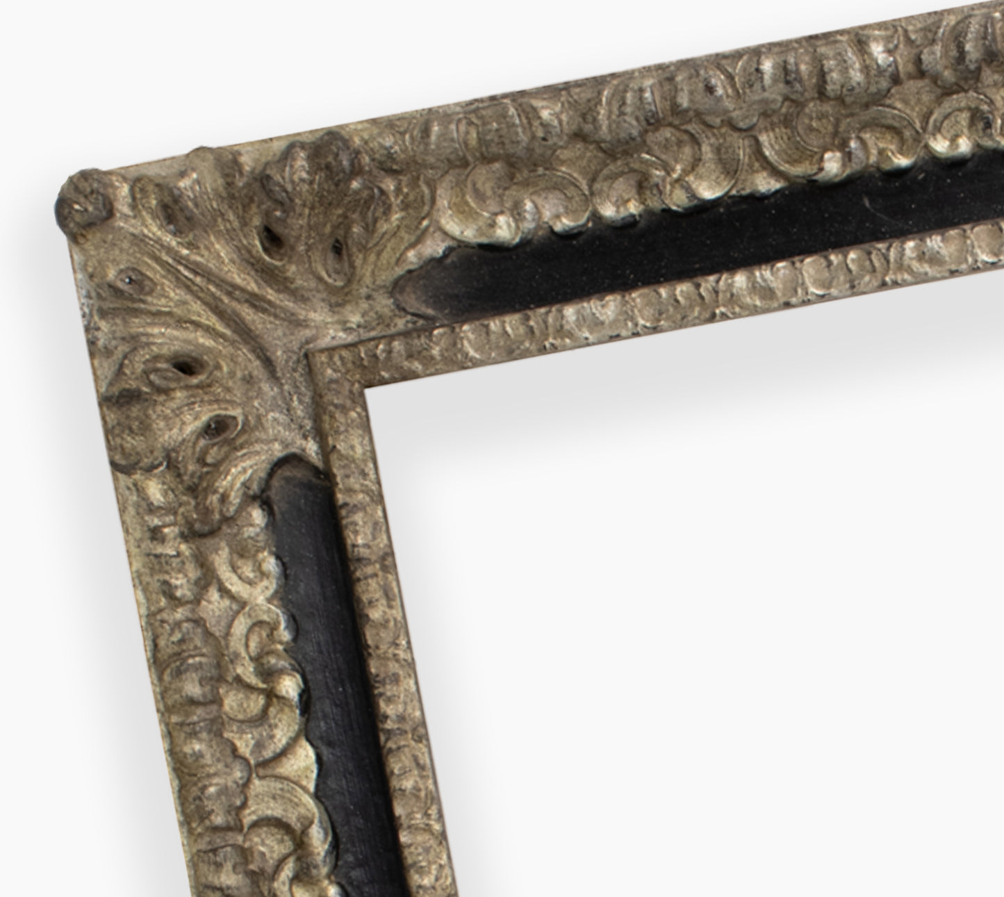 COR.4480.602 wooden frame with black throat silver leaf
